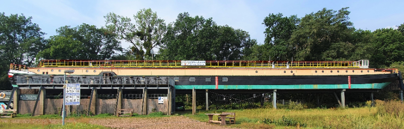 Die Marie Gerda in voller Länge am Ufer